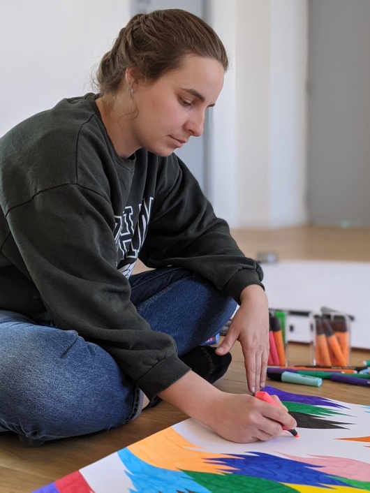 Julie Maquet travaille sur un dessin pour la prochaine exposition prévue au Centre d'Art Contemporain de Pontmain - Résidences 2021.