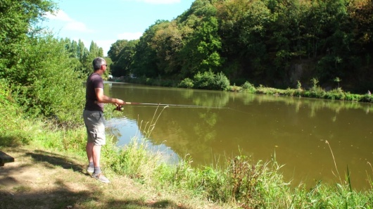 La rivière La Mayenne à Ambrières-les-Vallées et Saint-Loup-du-Gast